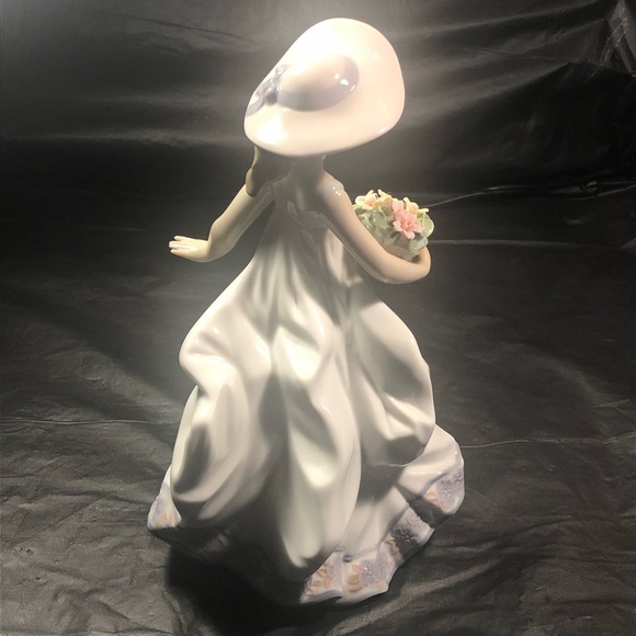 Lladro Victorian girl with flowers and pink hat 9” EUC circa 1980 - Picture 7 of 10